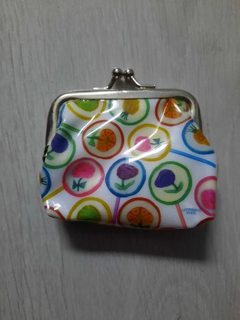 Porte monnaie- motif sucettes fruits. 
Marque Letterbox Paris.