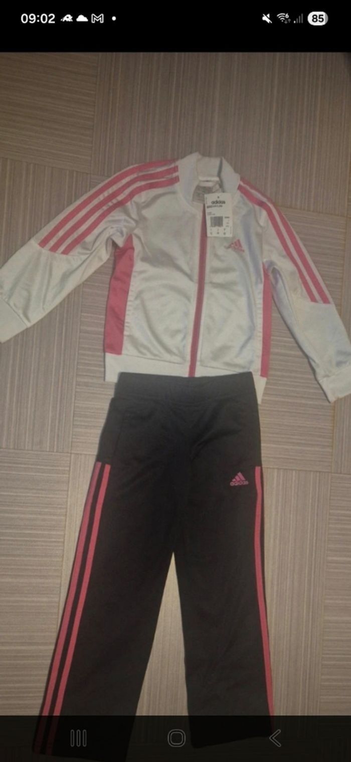 Survetement adidas 5 a 6ans neuf - photo numéro 3