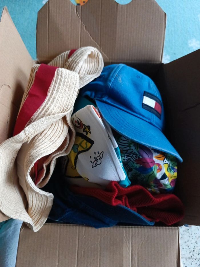 Carton 0 2 ans chaussettes chapeaux casquettes