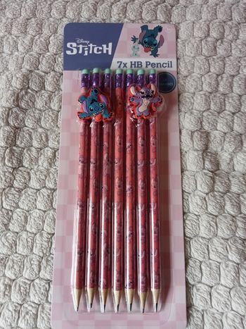 7 crayons gris Stitch