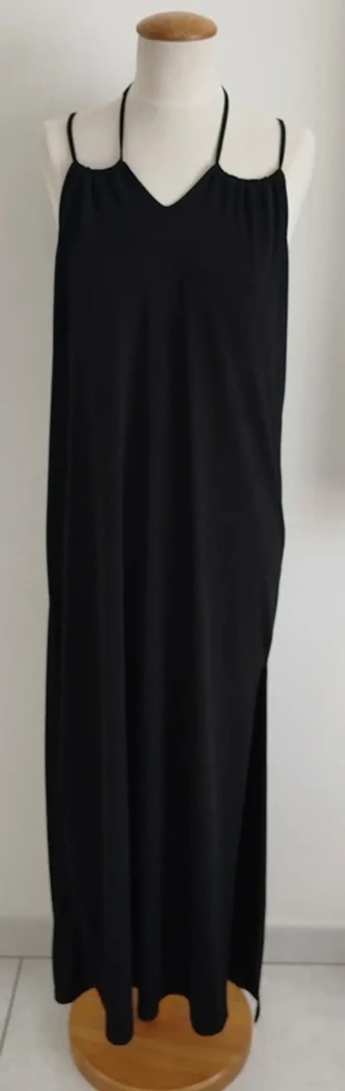 Longue robe noire fendue taille 42 - photo numéro 2