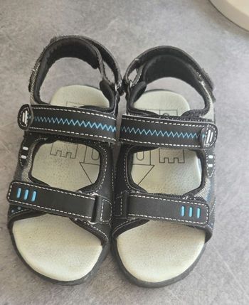 💙🤩😍superbes Sandales  de sport pointure 26 garçon 💙🤩😍
