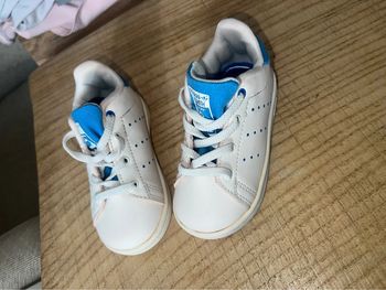 Chaussures Basket Stan Smith adidas bleu clair et blanche à lacets élastiques peu portées