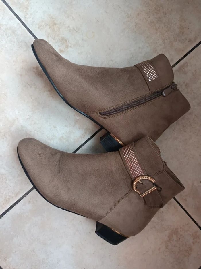 Bottines à talon femme en daim couleur taupe avec détails dorés - photo numéro 5