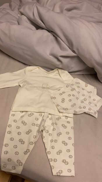 Ensemble beige avec des hérisson