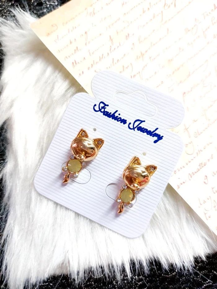 Magnifique petite paire de boucles d'oreilles chat dorés - photo numéro 2