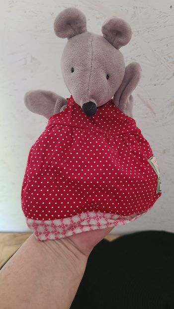 Doudou marionnette Nini la souris MOULIN ROTY La Grande Famille robe rouge 25 cm