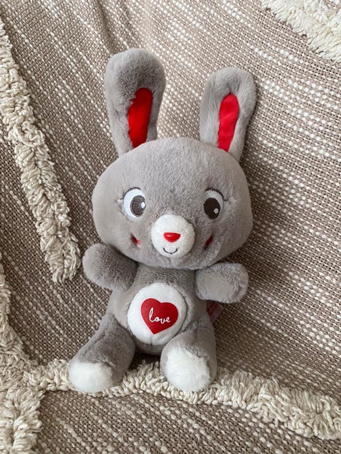 Peluche doudou 20cm Gispy lapin gris et rouge coeur love parfait état