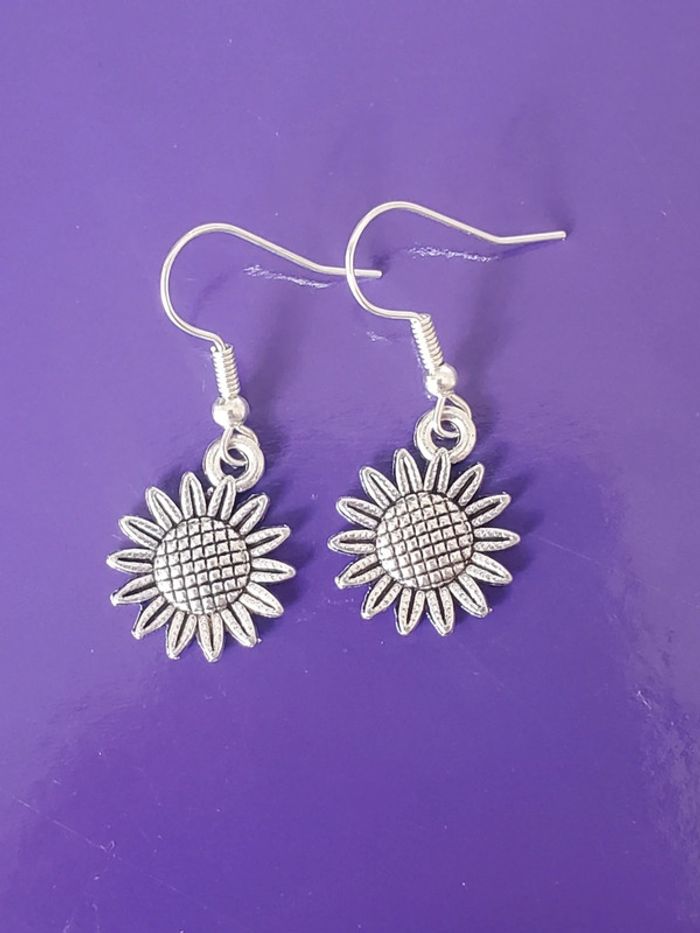 Boucles d'oreilles fleur argentée