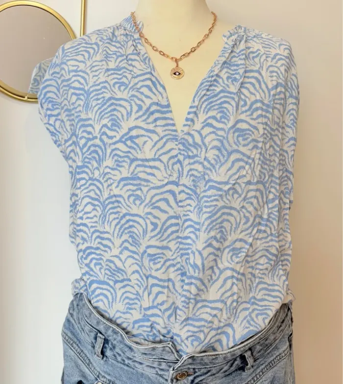 Blouse sans manche fluide crème et bleu ciel imprimé vague taille M H&M