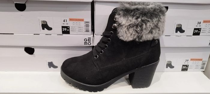 Bottines noires fourrure très bon état. Presque jamais portées. Pointure 38. Valeur 40€ - photo numéro 7