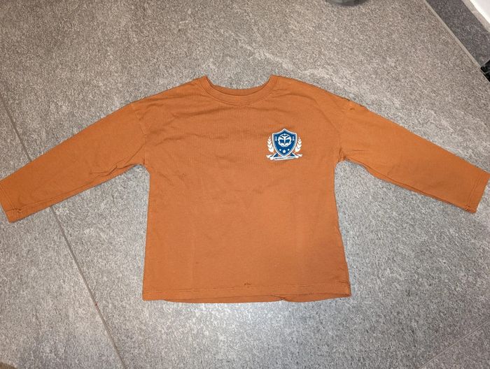 T-shirt à manches longues garçon 5 ans comme neuf