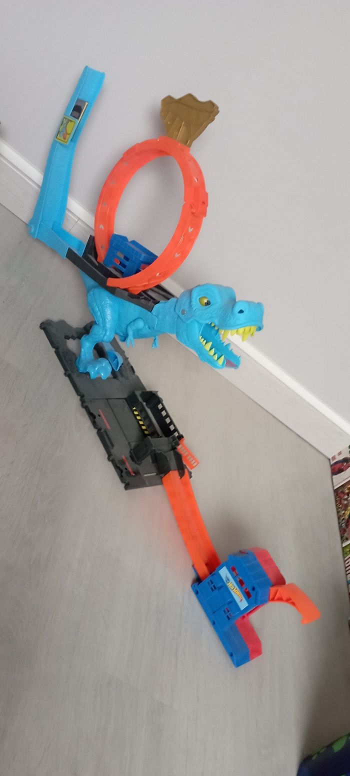 Circuit voiture hot wheels dinosaure