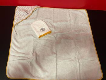 Sortie de bain bébé blanche avec gant assorti – Premaman 
