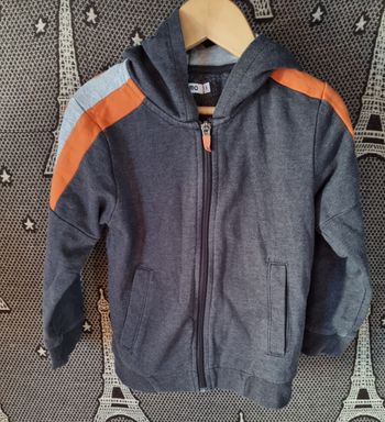 Gilet zippé gris à capuche 5ans