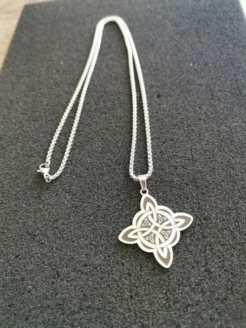Collier et pendentif noeud de sorcière