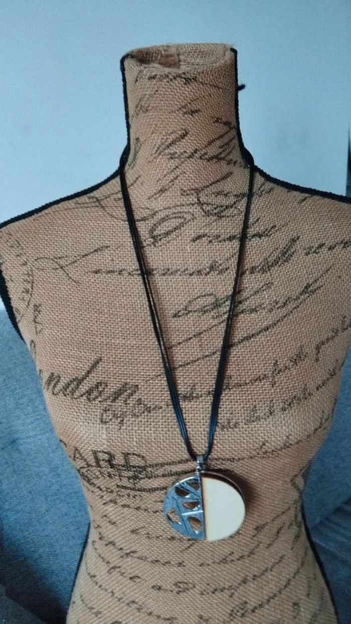 Collier sautoir pendentif rond argenté bois - photo numéro 2