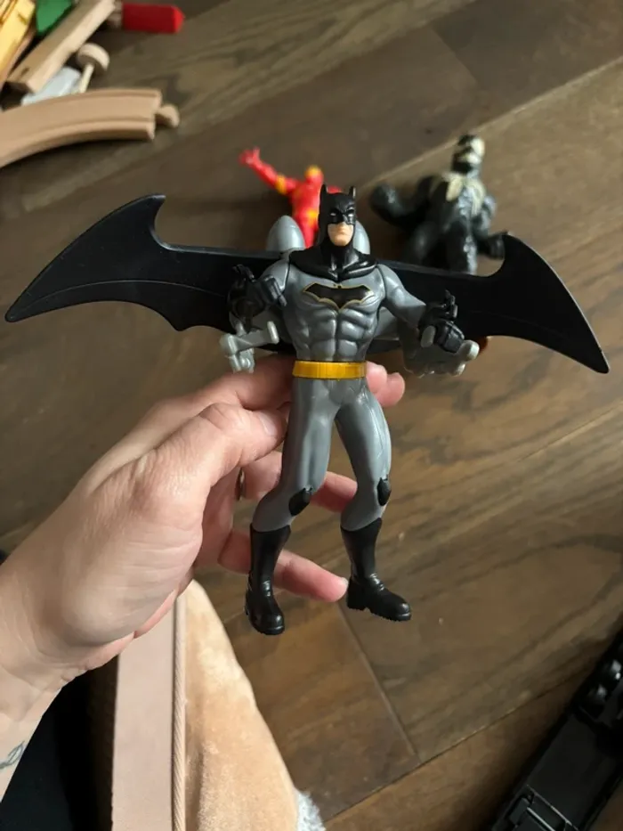 Lot de 4 figurines super-héros et voiture hotwheels Tbe Batman spiderman - photo numéro 3