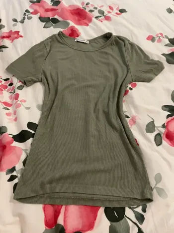 Haut t-shirt moulant kaki stradivarius