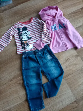 Ensemble t-shirt manches longues sweat à capuche et jeans 23 mois