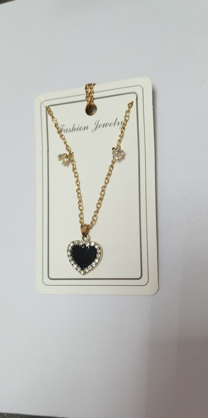 Collier avec boucles d'oreilles coeur neuf