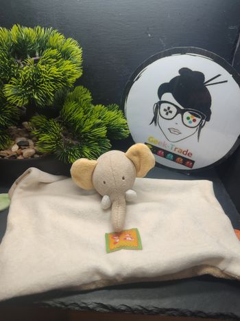 doudou plat éléphant moulin roty les loustics beige crème feuille vert Jaune