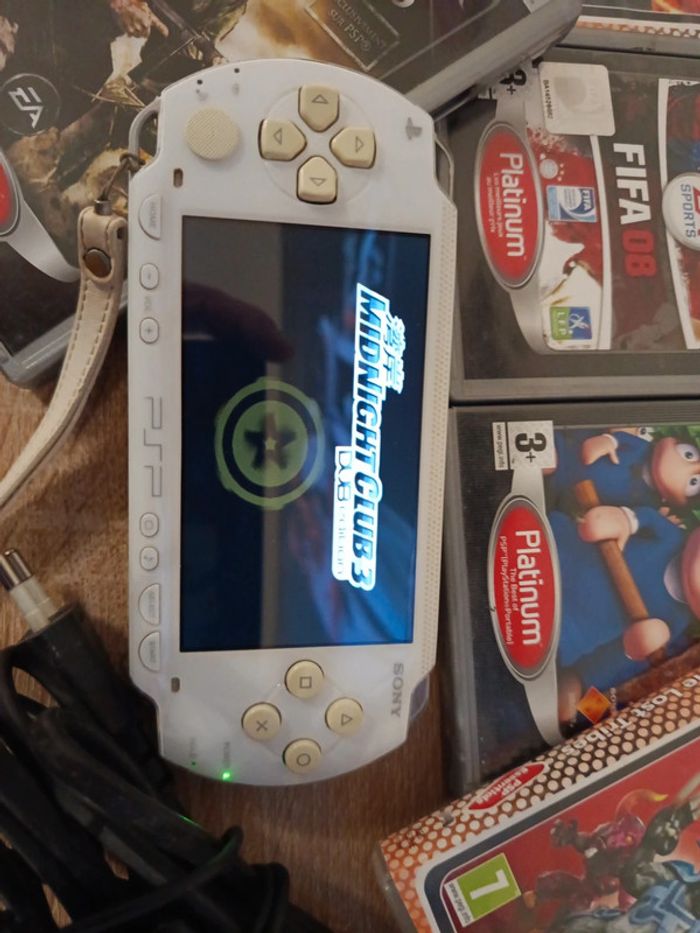 PSP blanche avec câble et 6 jeux - photo numéro 4
