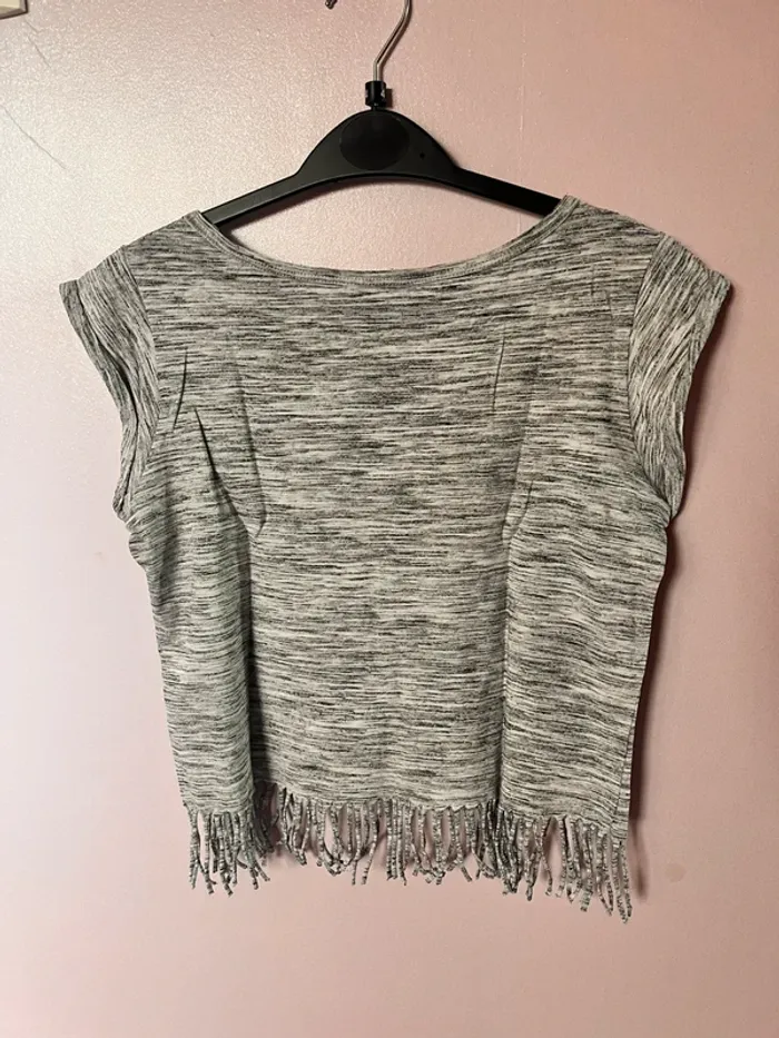 T-shirt gris avec des franges - photo numéro 2