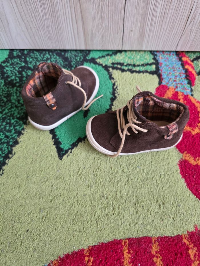 CHAUSSURES BÉBÉ GARÇON EN DAIM MARRON NEUF TAILLE 19 MARQUE CREEKS - photo numéro 3