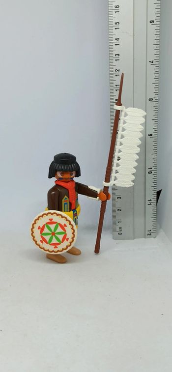 Homme guerrier indien avec bouclier rond et ceinture jaune playmobil