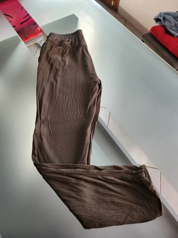 Sympathique Pantalon fluide de couleur Kaki de marque Promod et de taille 38
