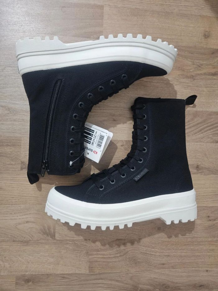 Bottines noires Superga neuves jamais portées dans leur boîte d'origine taille 38 - photo numéro 3