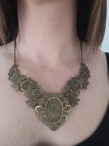 Collier en métal doré