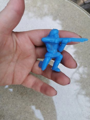 Figurine soldat oriental en plastique bleu