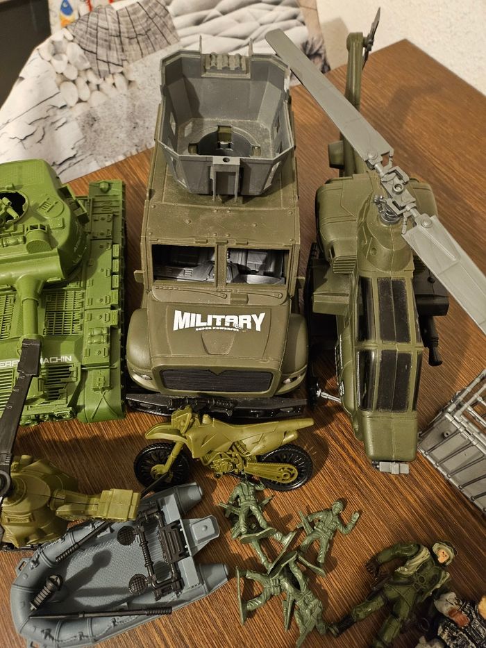 Lot de voitures militaires et figurines - photo numéro 3