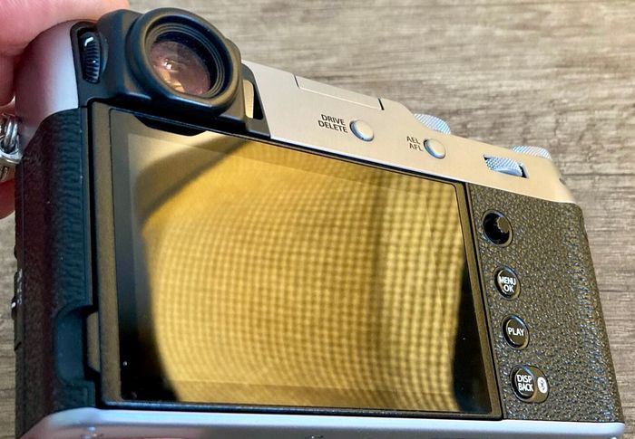 Fujifilm X-100 VI - Nombre d'obturateurs : 4 600 - Excellent état, mais DÉFAUT n° 366 - photo numéro 2