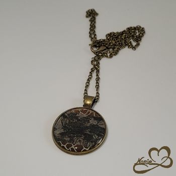 Sautoir en acier inoxydable couleur bronze et en resine avec un air de savane