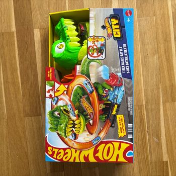 Hot wheels t-rex blaze battle