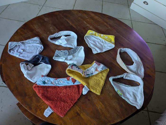 Lot de 9 bavoirs / bavettes en très bon état pas de tâche - photo numéro 2