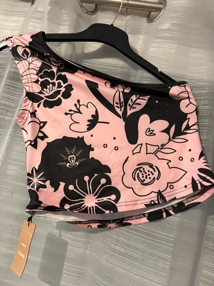 Haut 1 bretelle rose et noir
