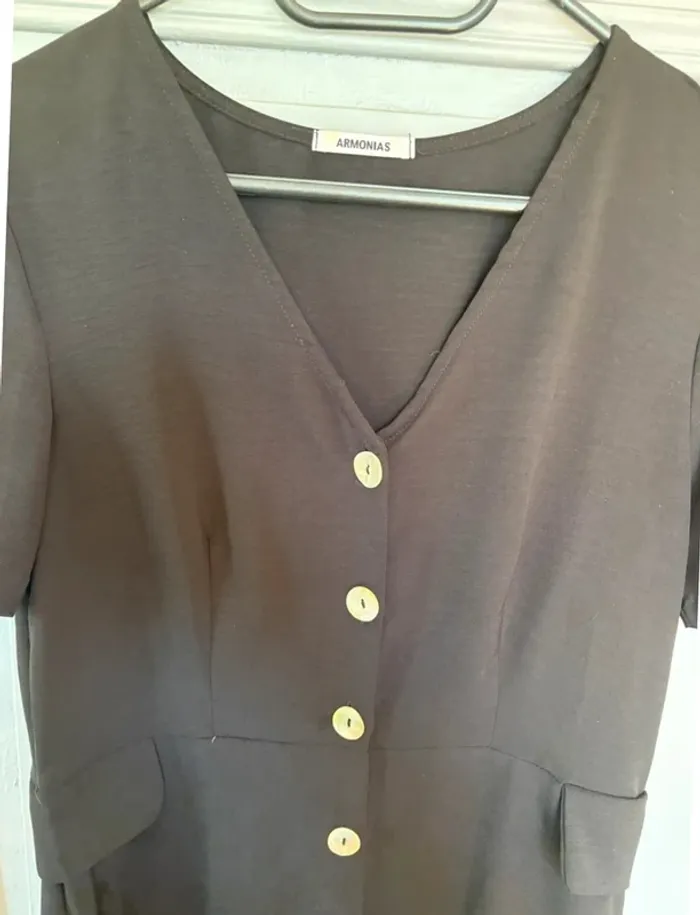 Robe noire avec boutons dorés nacrés - photo numéro 2
