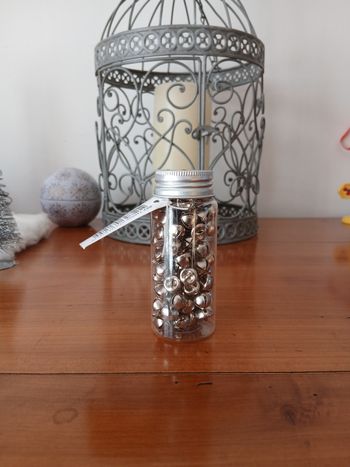 Neuf: Flacon  de 95 mini Grelots en métal argenté