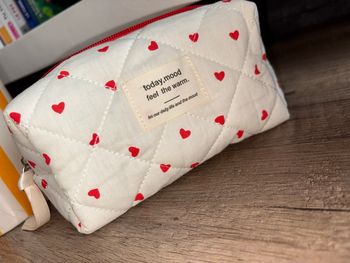 Trousse à maquillage blanc avec petits cœurs rouges Kiabi