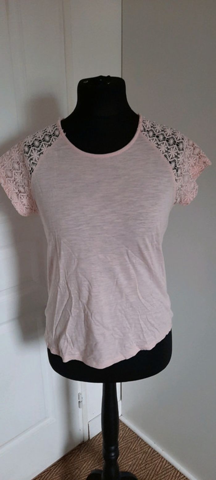 T-shirt couleur saumon manches dentelles