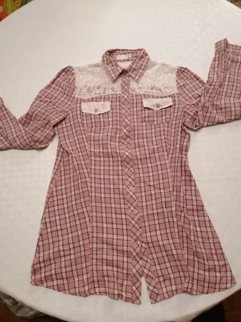 Belle chemise comme neuve belle qualité de tissus avec joli dentelle