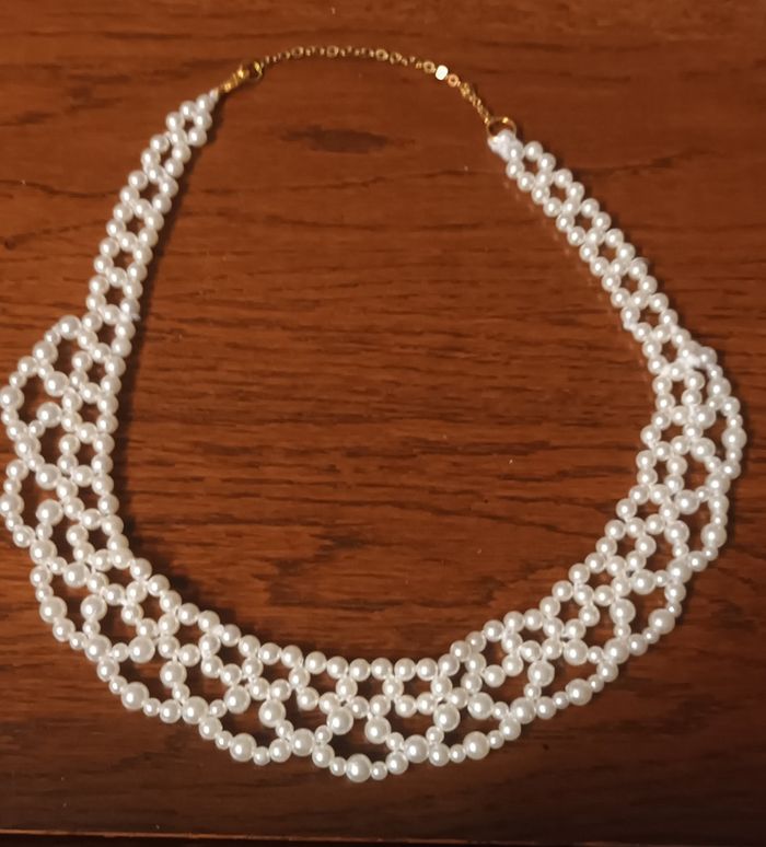 Colier perles blafard main - photo numéro 3