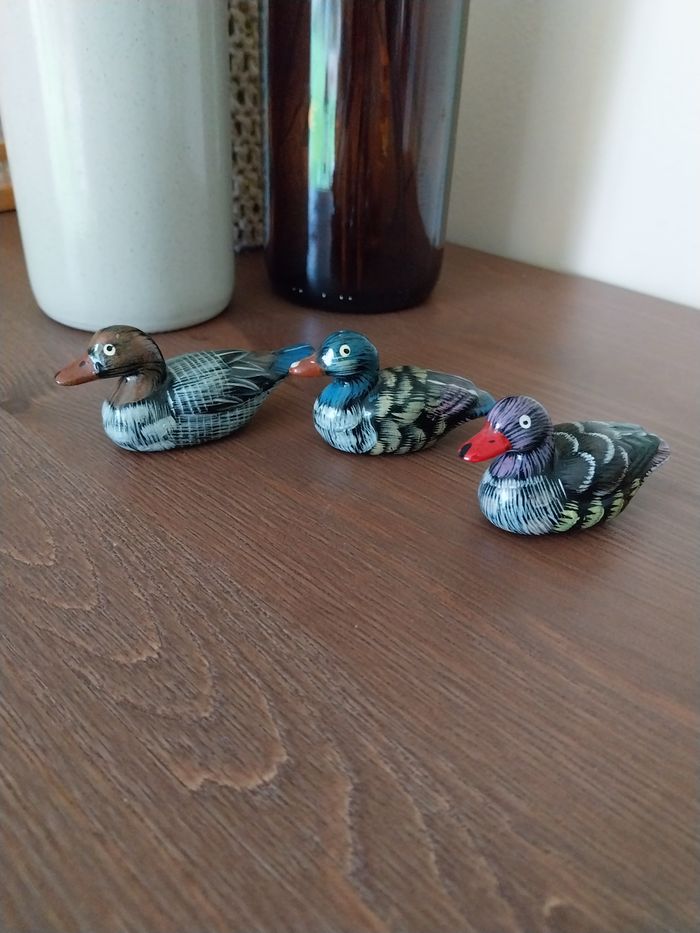 Petits canards en bois peints à la main