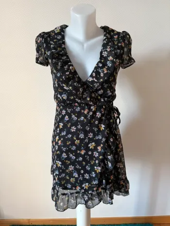 Robe d’été à fleur en très bon état taille XS tally weijl