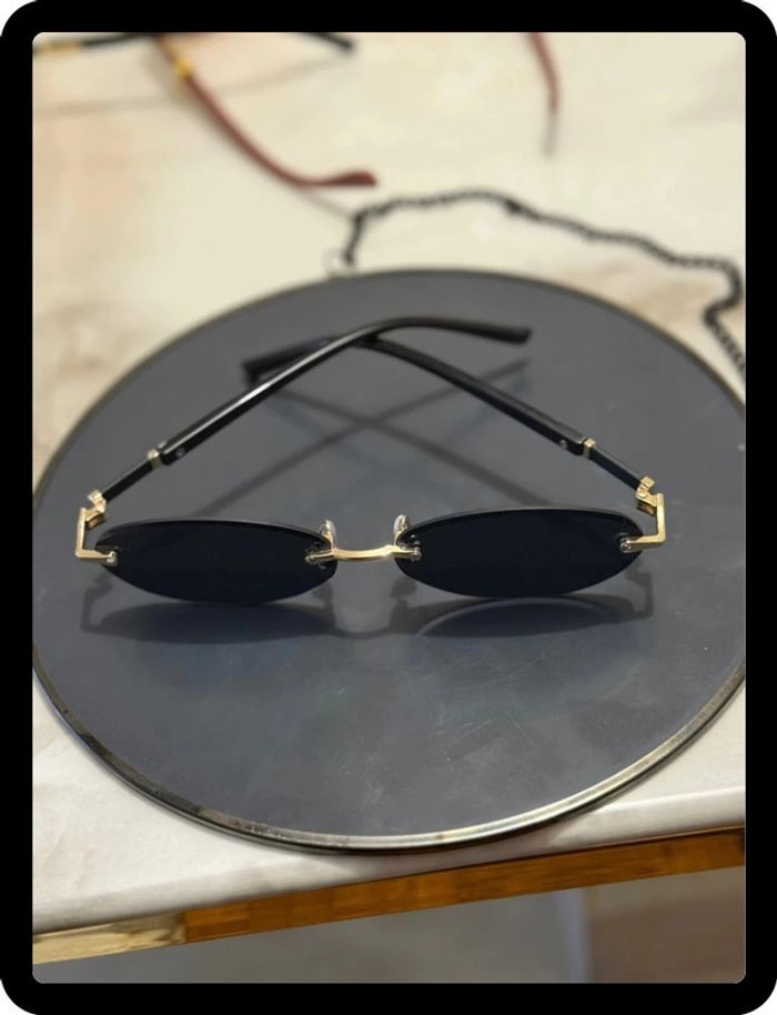 Lunette de soleil ovale noire - photo numéro 3