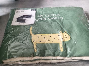 Contour de lit neuf avec étiquette dans son emballage